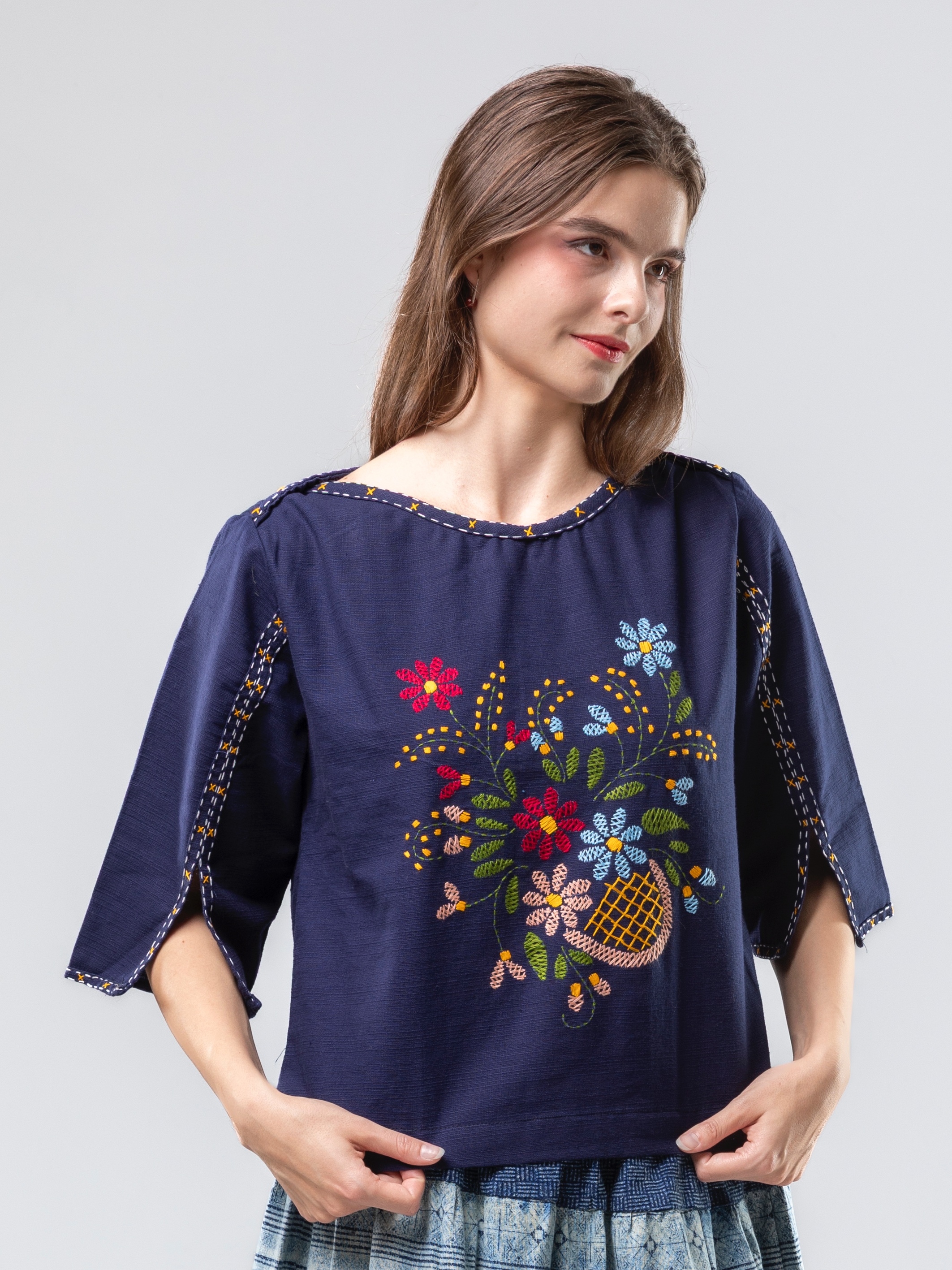 手工繡花藍上衣