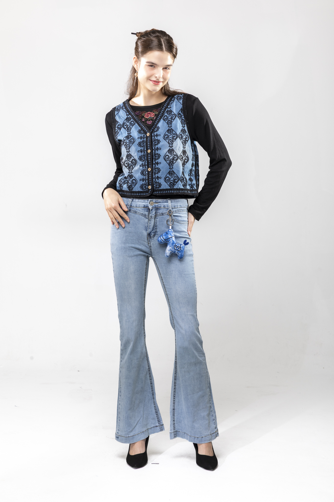 淺藍染喇叭牛仔褲