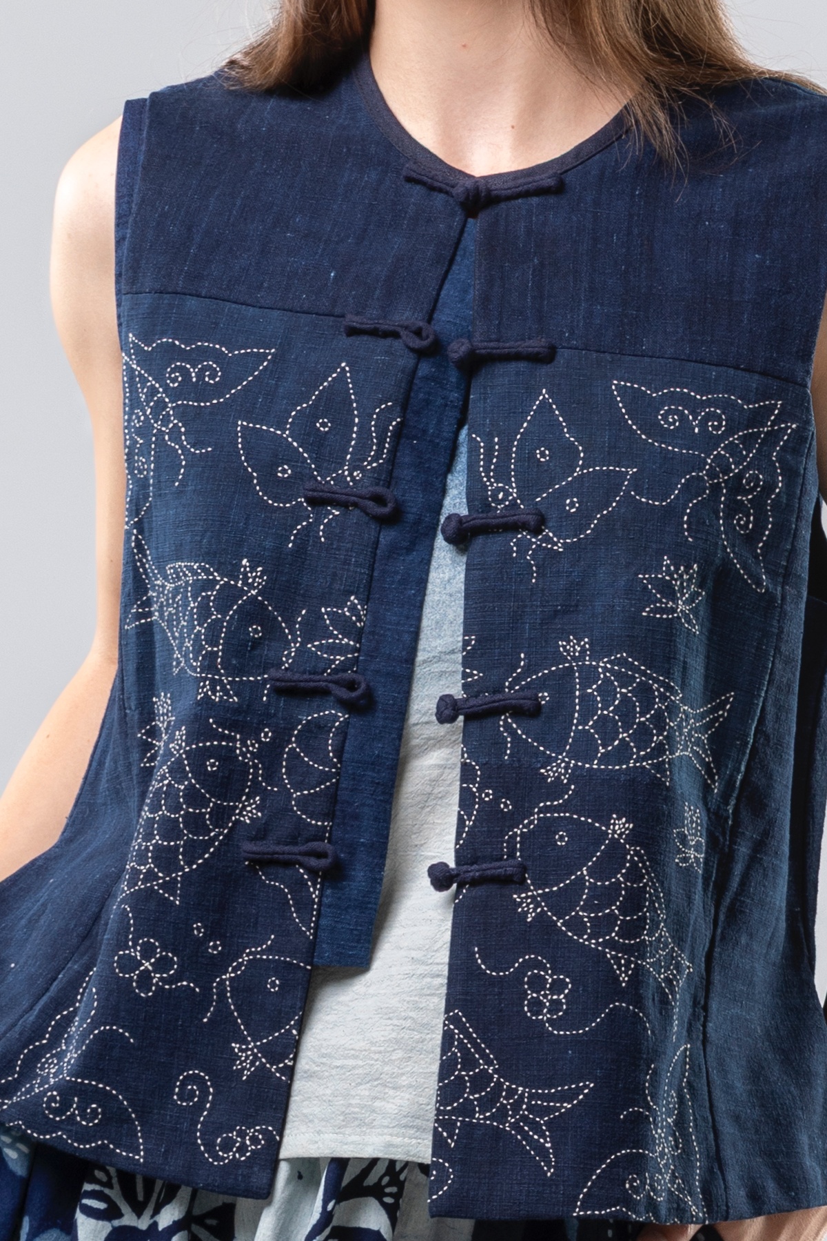 藍染刺繡圓領立裁背心馬甲