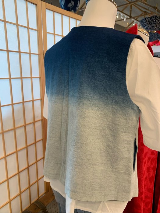背面兩側有口袋