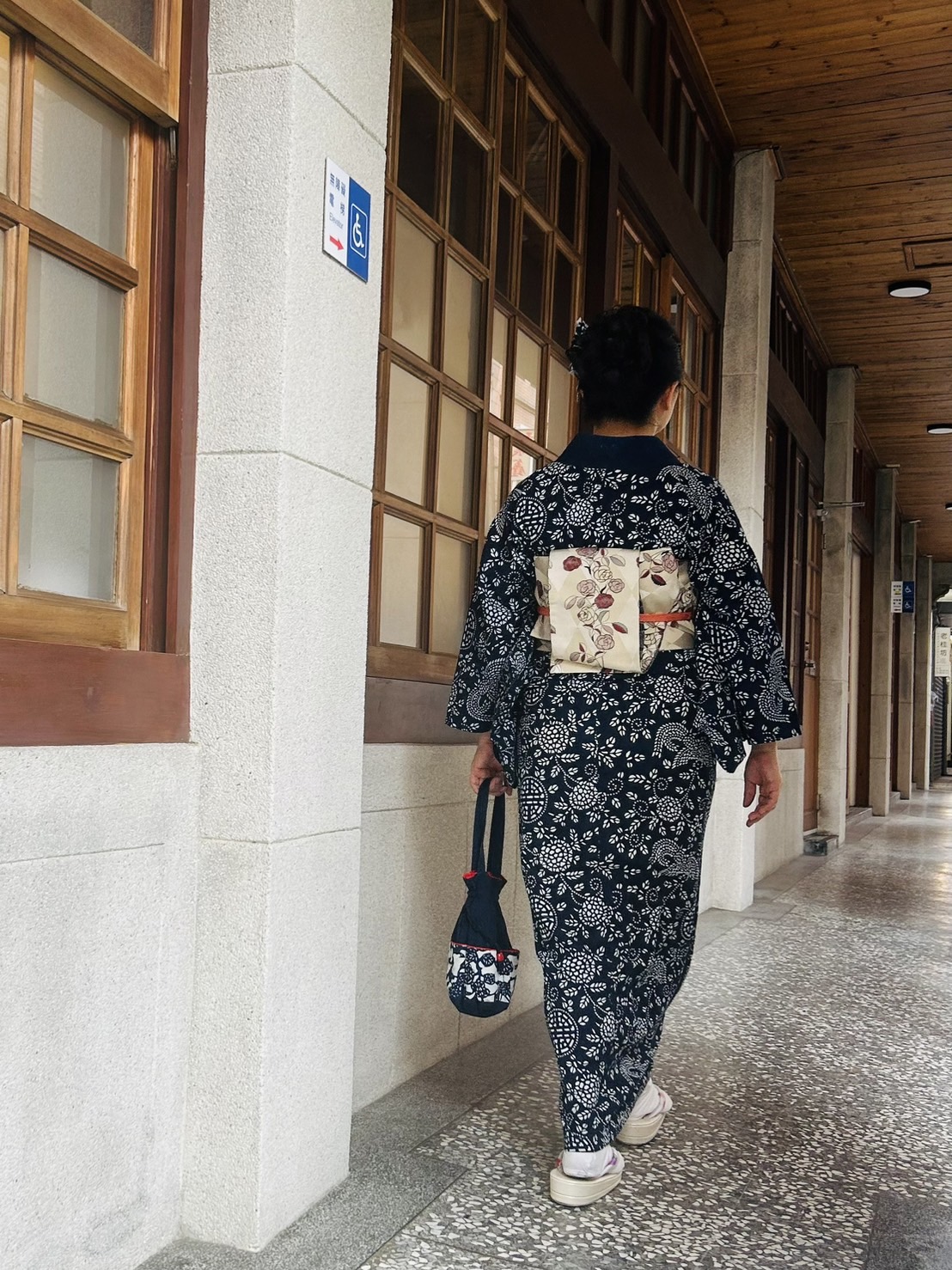 背面